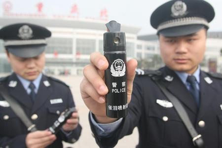 图文:重庆巡警配发警用催泪喷射器_新闻中心_新浪网